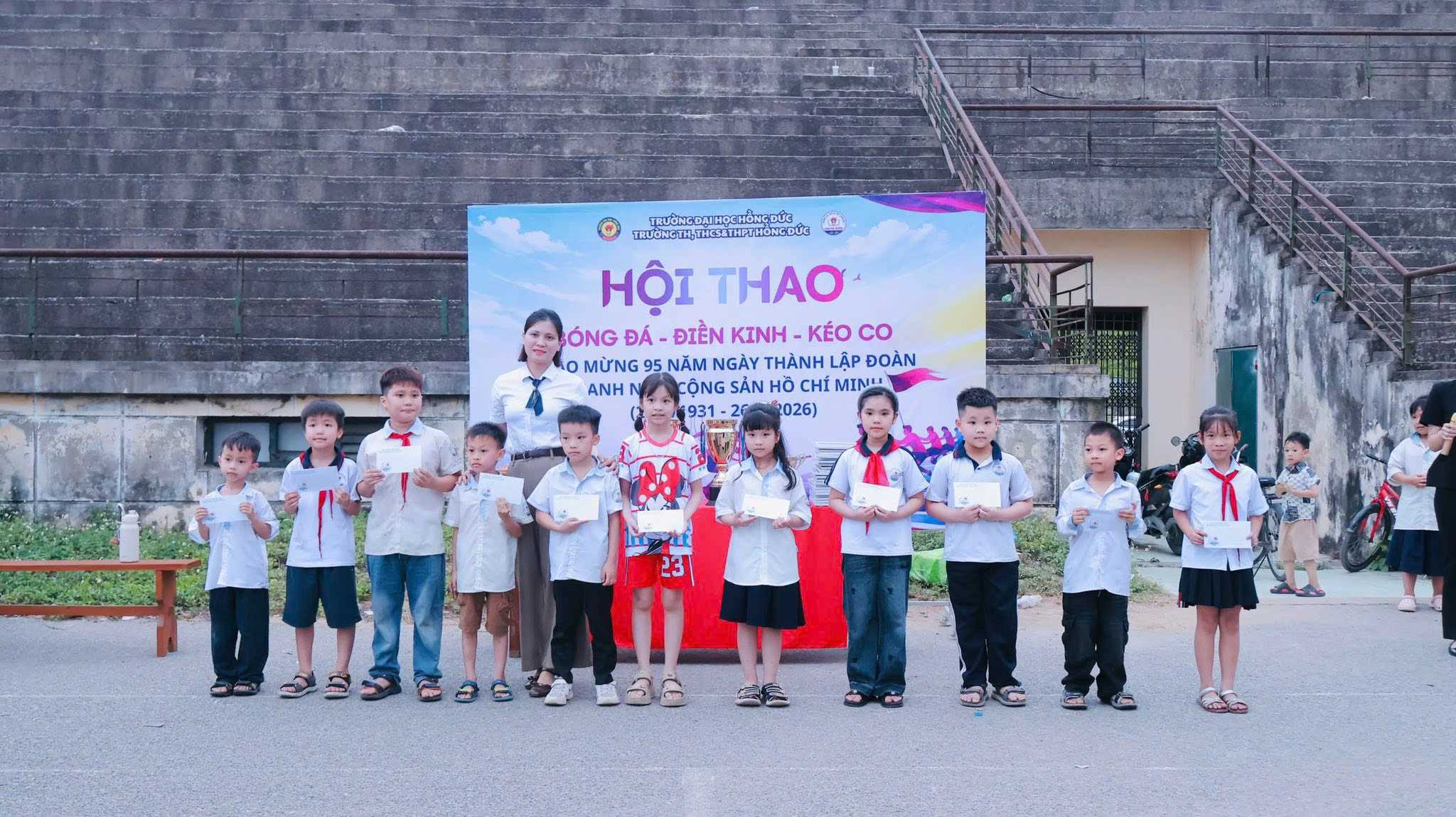 BẾ MẠC GIẢI BÓNG ĐÁ – ĐIỀN KINH – KÉO CO NĂM HỌC 2025 – 2026 TRƯỜNG TH, THCS & THPT HỒNG ĐỨC